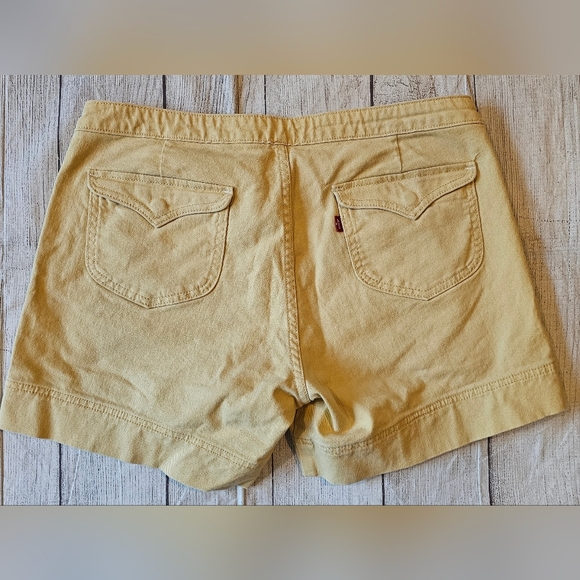 Levi's 545 Shorts Women’s Size 10 Butter Yellow Flap Pockets Denim Jean 5 Inch - Picture 1 of 10
